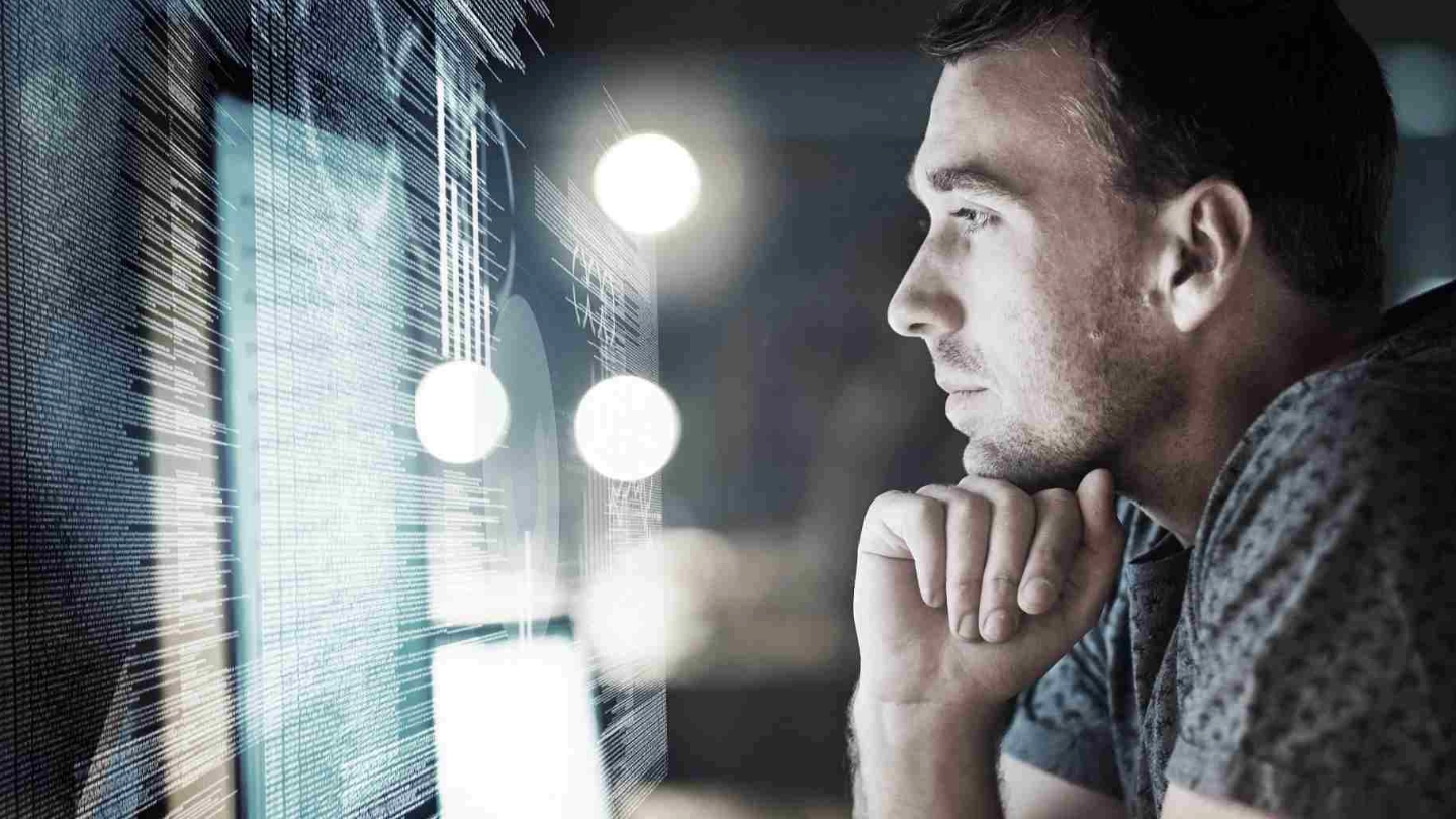 Man looking at computer screen - MBS testimonial testimonial | Atradius